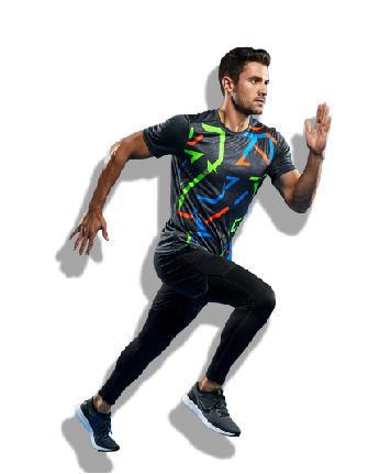 Homem atlético correndo com camiseta esportiva estampada.